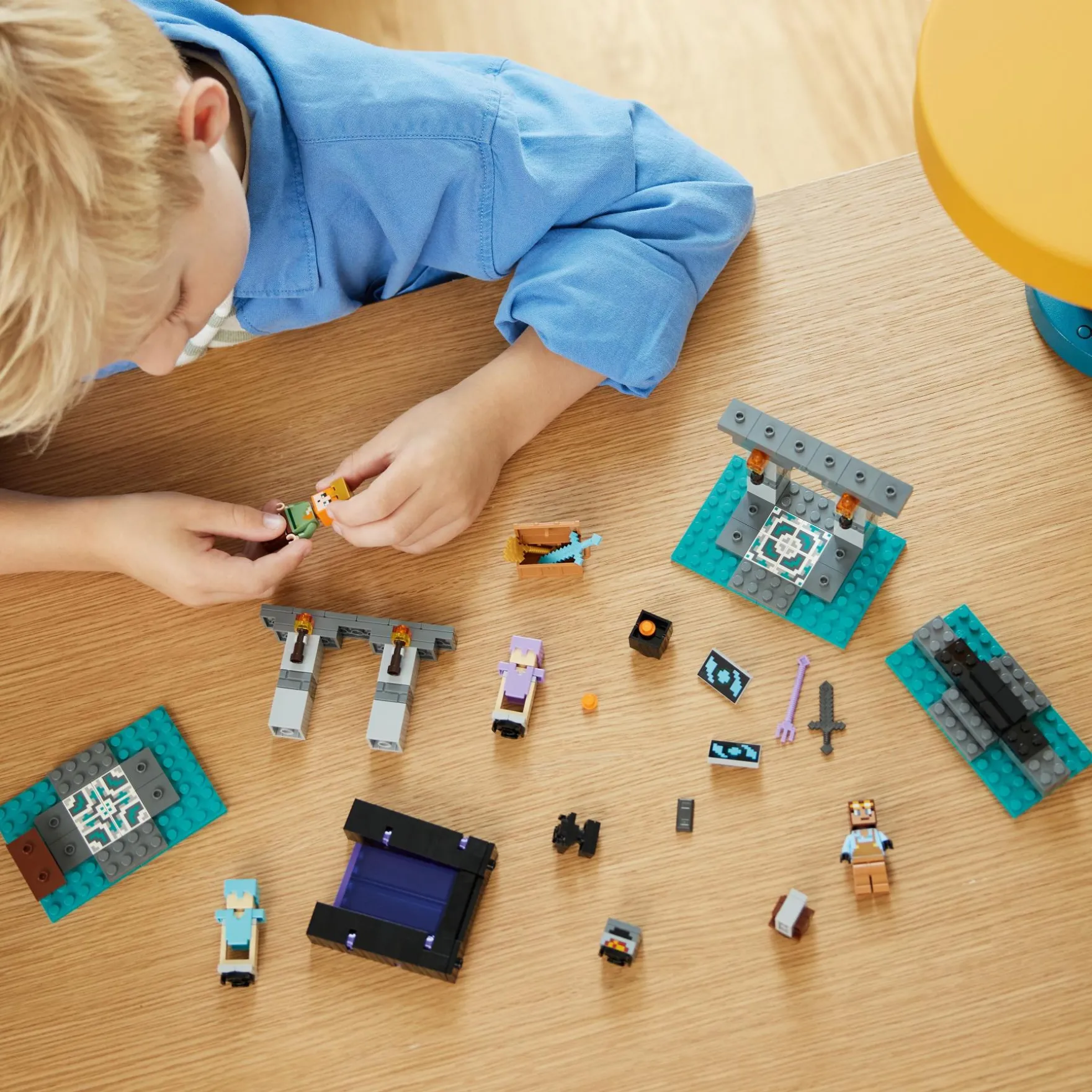 LEGO 21252 Minecraft De Wapensmederij