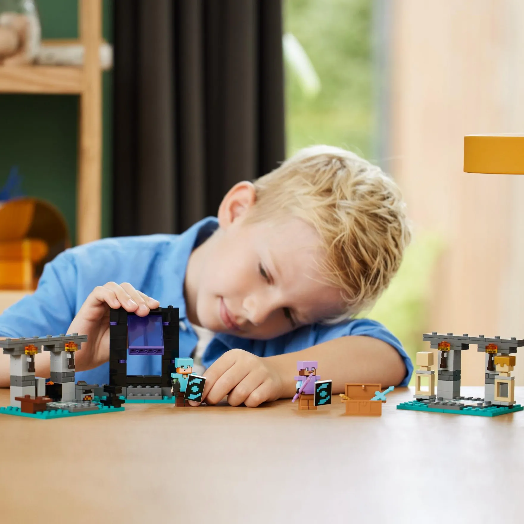 LEGO 21252 Minecraft De Wapensmederij