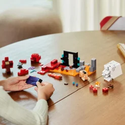LEGO 21255 Minecraft Hinderlaag Bij Het Nether  Portaal