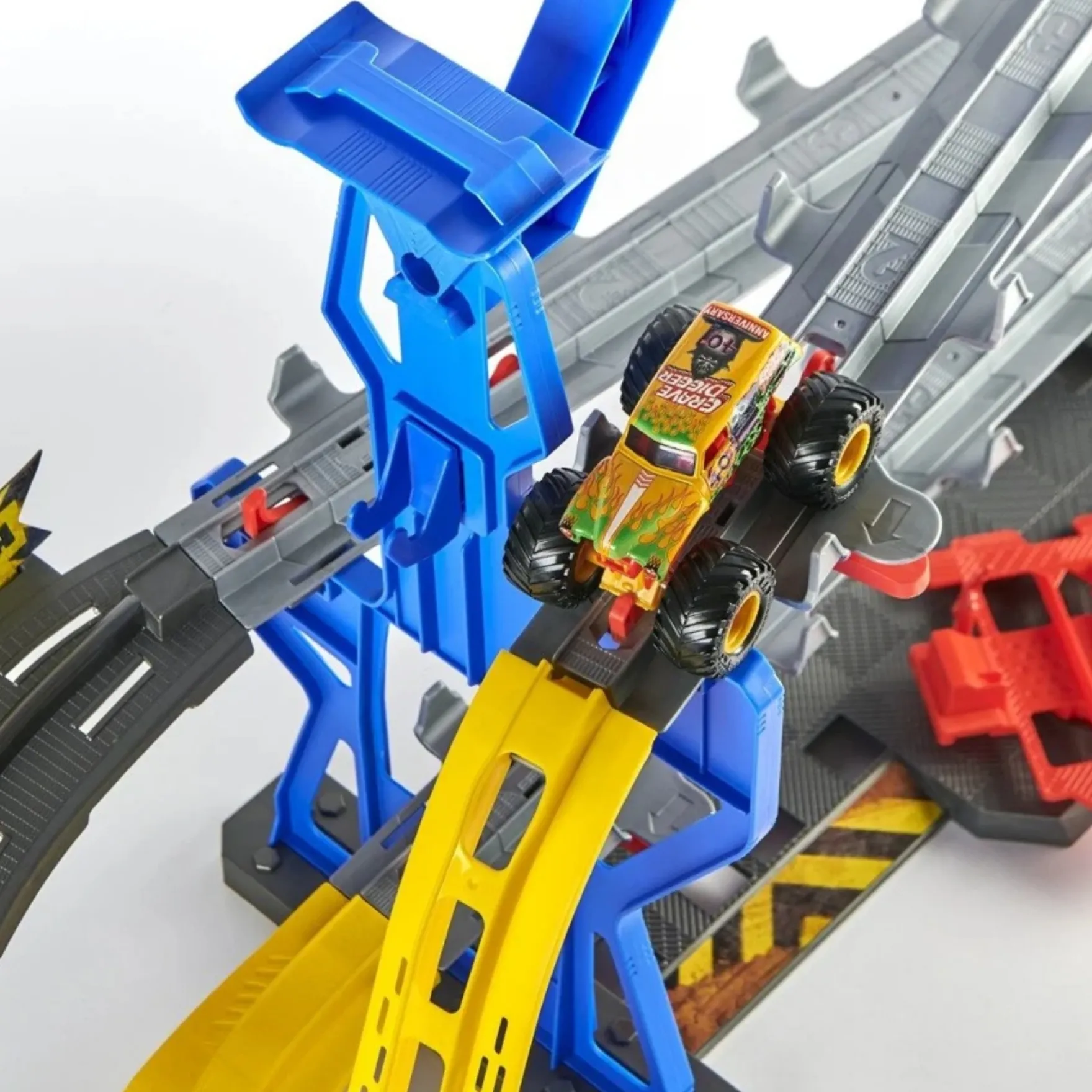 Monster Jam Garage 1:64