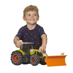 Tractor Claas Axion 950 met sneeuwkettingen en  ploegblad